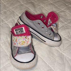 Size 6 gray converse! Needs shoelaces.